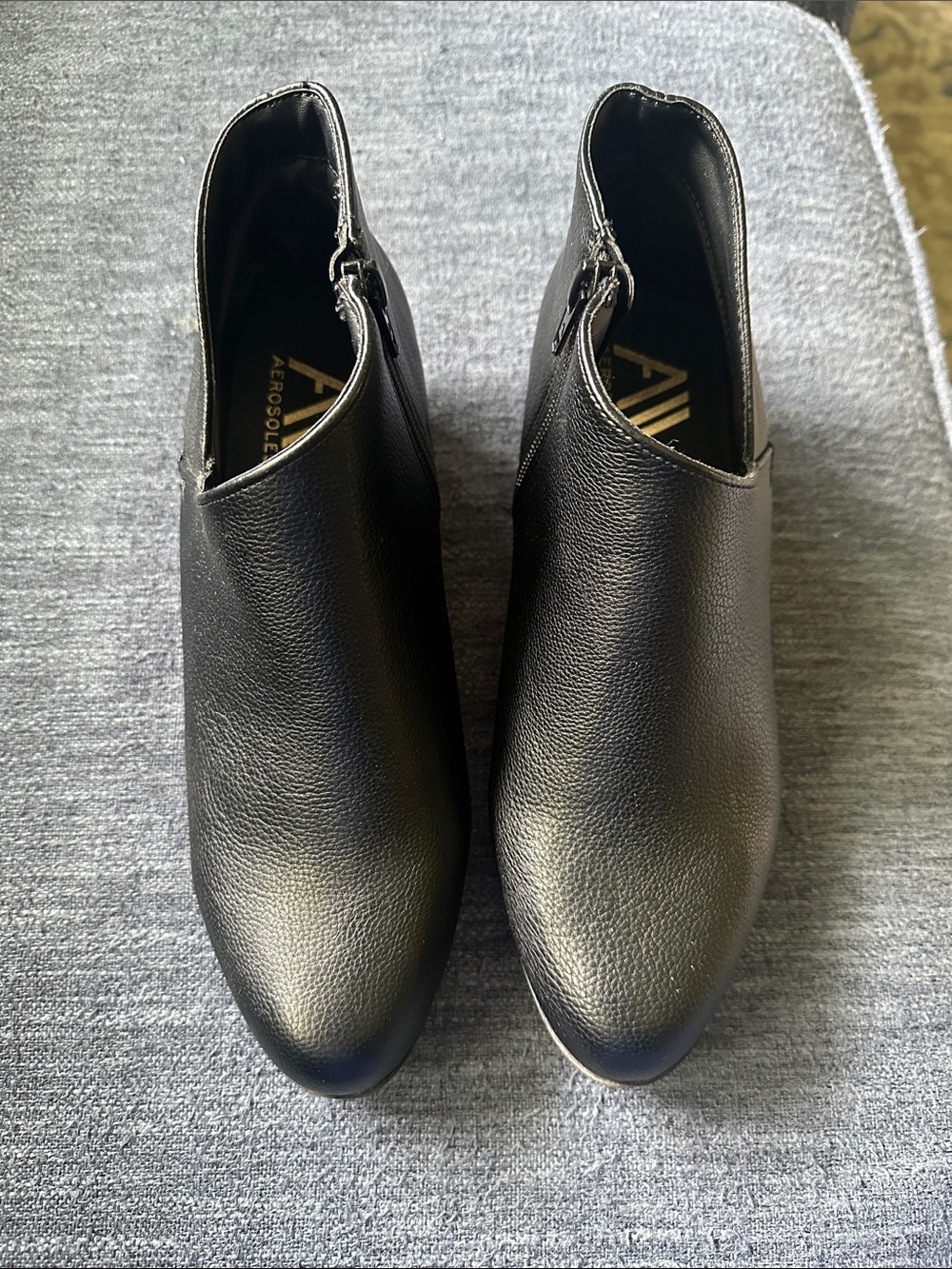 AEROSOLES Size 8 Black Leather Side-Zip Ankle Boots with zipper closure.